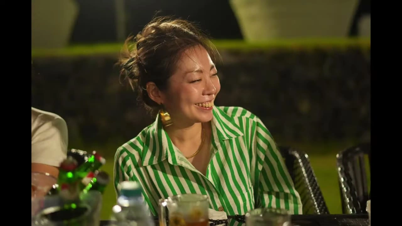 緑ストライプの女性が笑顔（顔アップ正面）｜2026年5月 バリ島ハーレーツーリング — TEAM THE GHOST West Bali