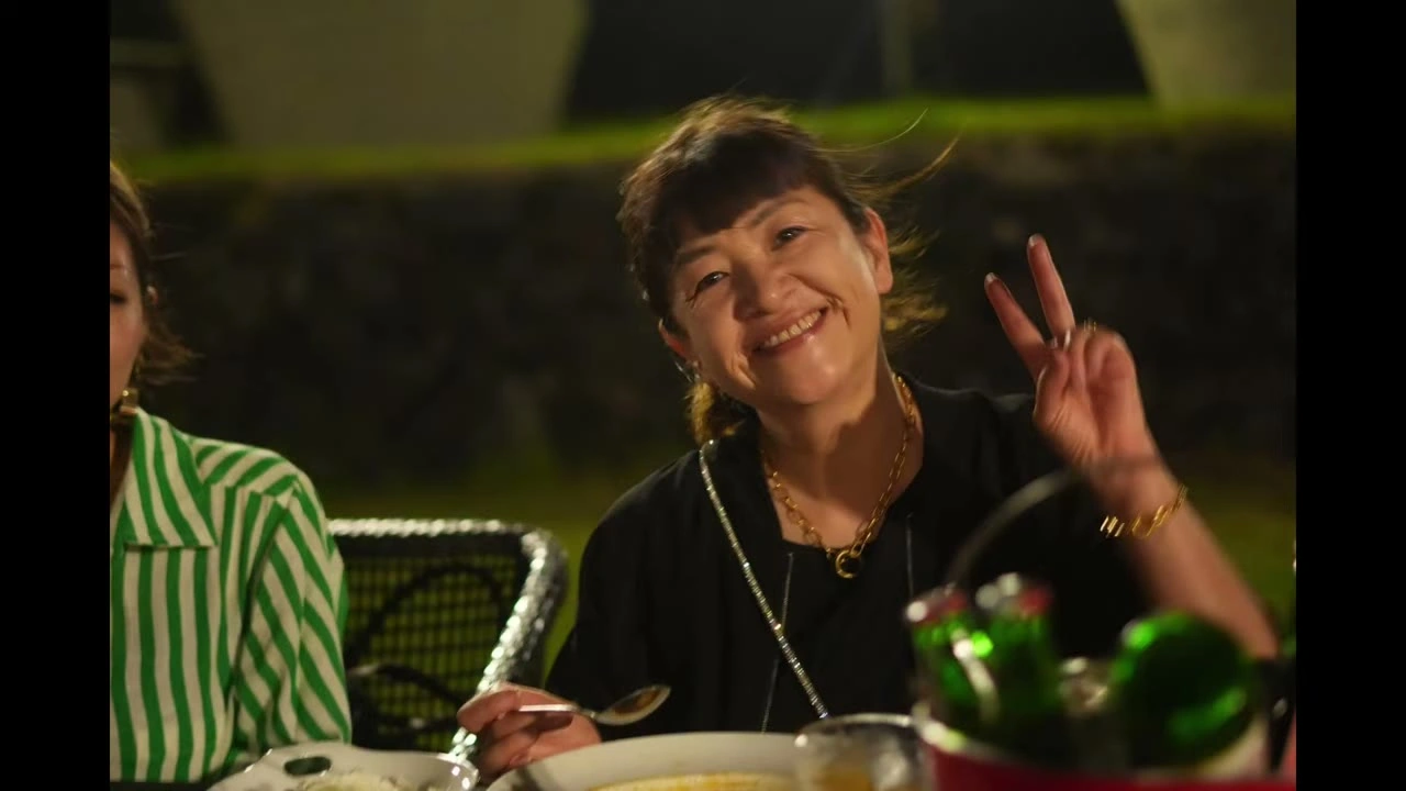 女性2人がピースサイン｜2026年5月 バリ島ハーレーツーリング — TEAM THE GHOST West Bali