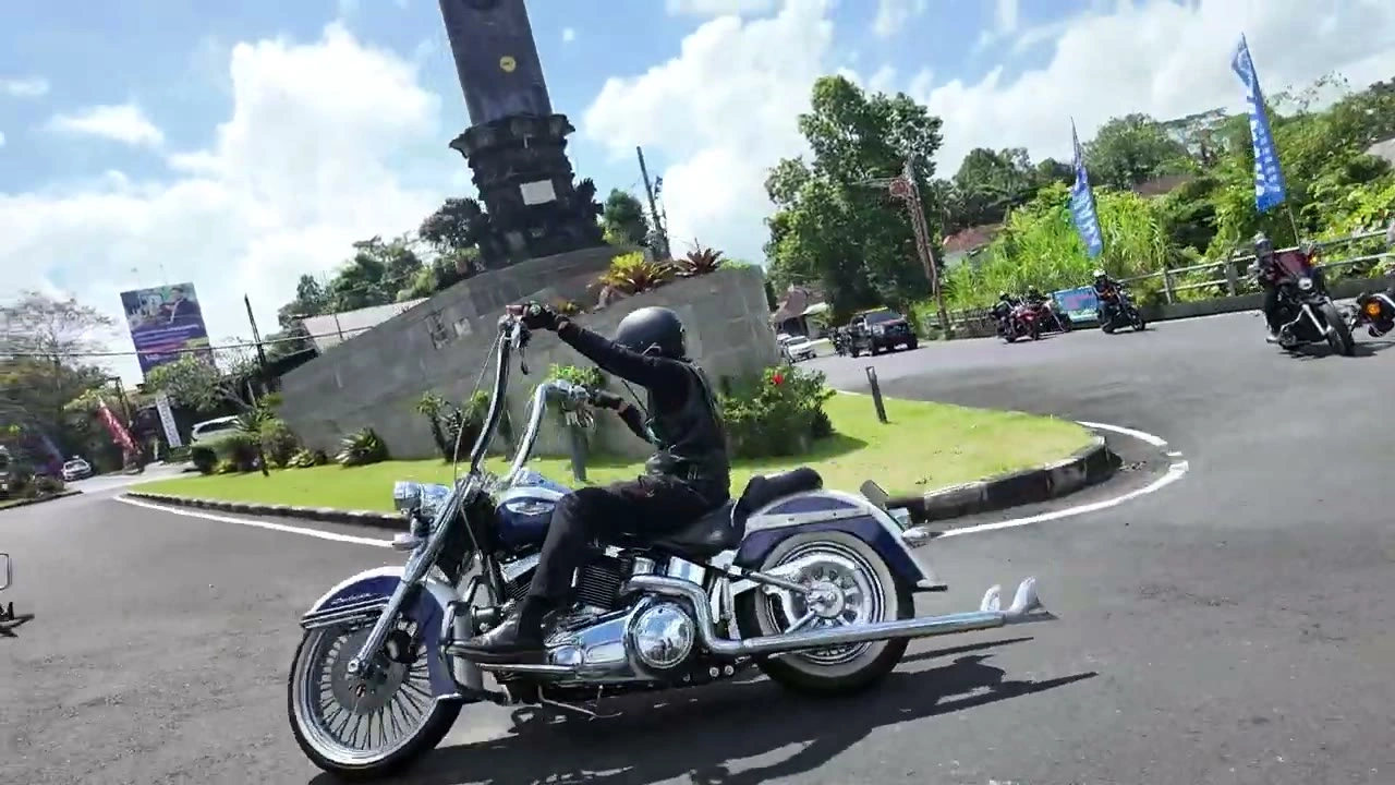 モニュメント前を走る（Day2）｜2026年5月 バリ島ハーレーツーリング — TEAM THE GHOST West Bali