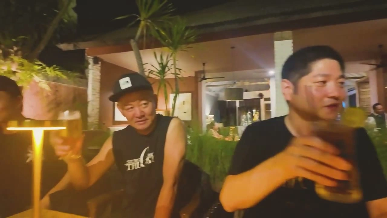 夜ディナーで男性2人が乾杯・笑顔｜2026年5月 バリ島ハーレーツーリング — TEAM THE GHOST West Bali