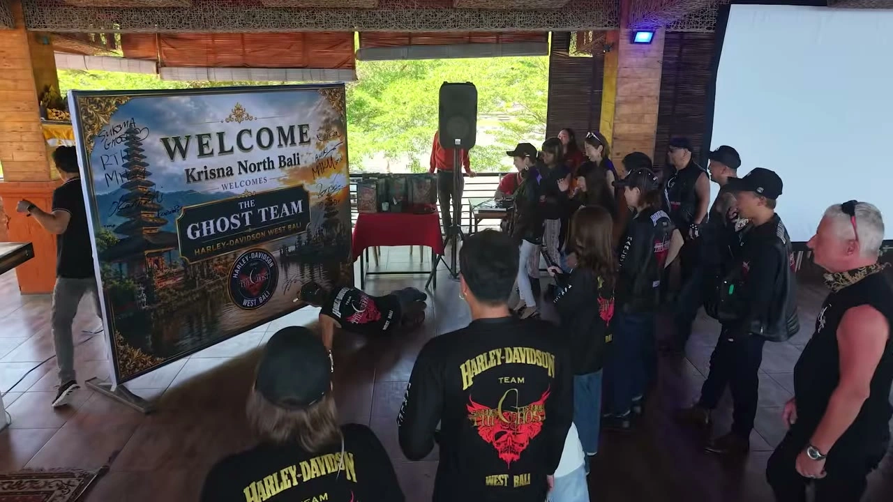 「WELCOME GHOST TEAM」看板前で大勢が集合｜2026年5月 バリ島ハーレーツーリング — TEAM THE GHOST West Bali