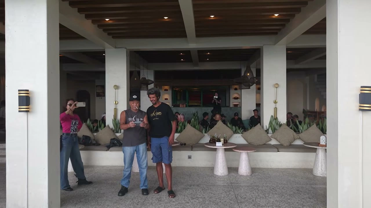 リゾートで女性＋男性がこちらを向く｜2026年5月 バリ島ハーレーツーリング — TEAM THE GHOST West Bali