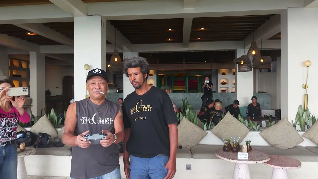 リゾートで男性たちが談笑｜2026年5月 バリ島ハーレーツーリング — TEAM THE GHOST West Bali
