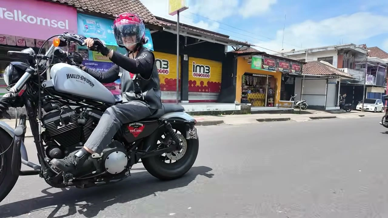 ピンクヘルメットの女性ライダーが正面｜2026年5月 バリ島ハーレーツーリング — TEAM THE GHOST West Bali
