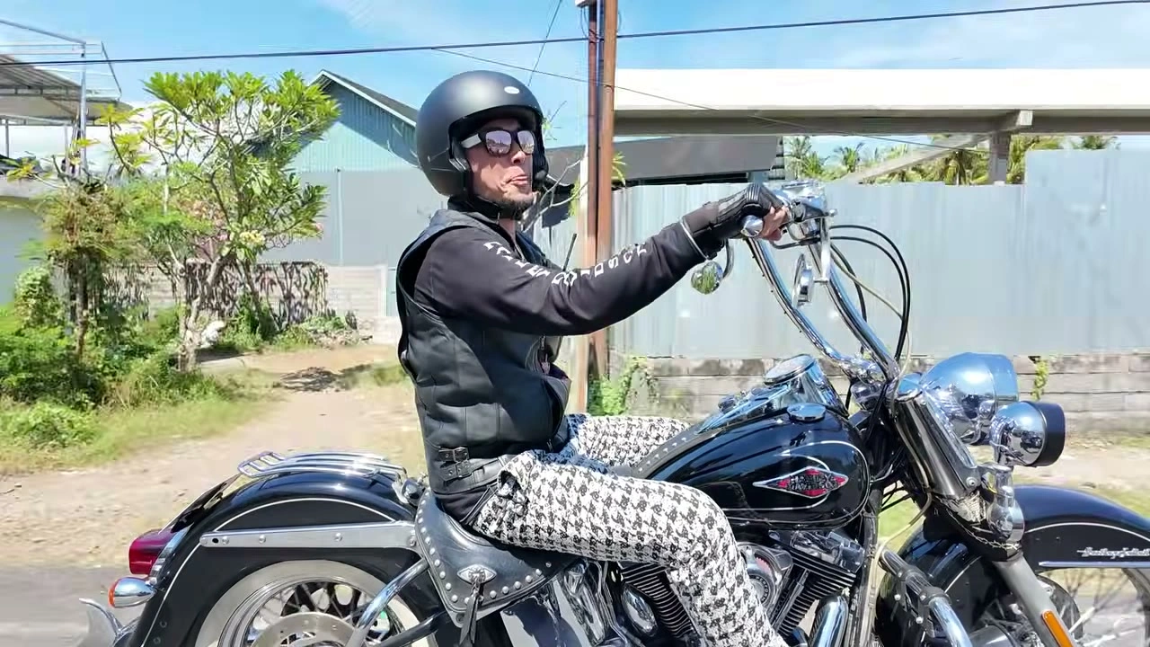 豹柄パンツの女性ライダーが手を上げる｜2026年5月 バリ島ハーレーツーリング — TEAM THE GHOST West Bali