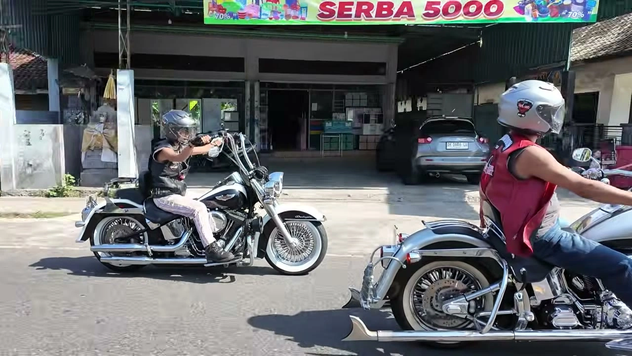 赤ベストのライダーがバイクにまたがる｜2026年5月 バリ島ハーレーツーリング — TEAM THE GHOST West Bali