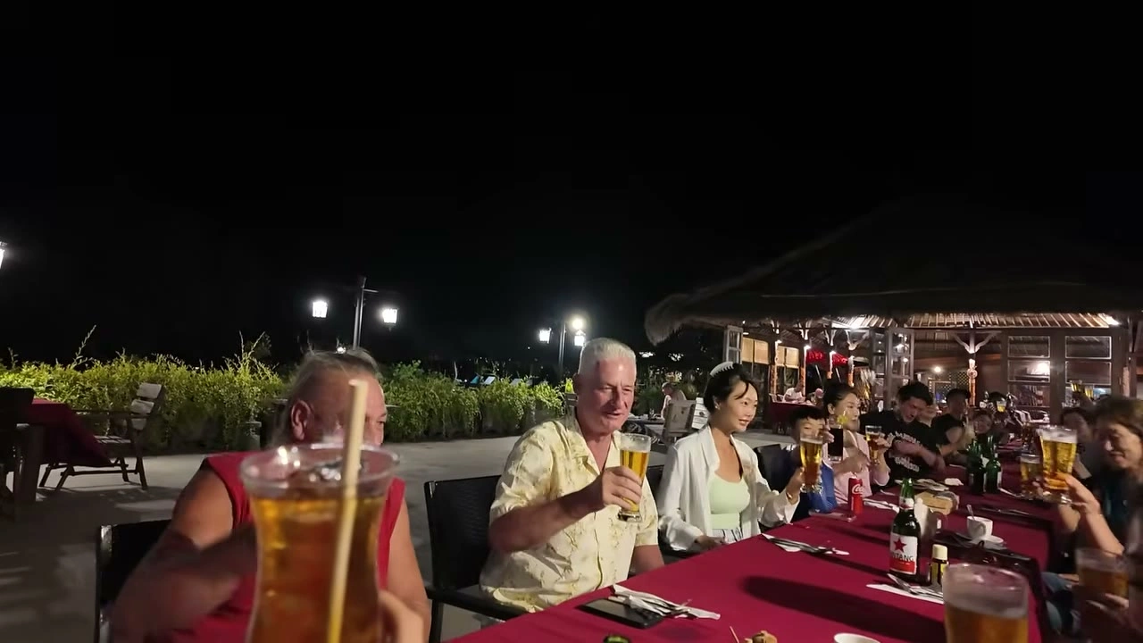 夜ディナーで乾杯（大勢）｜2026年5月 バリ島ハーレーツーリング — TEAM THE GHOST West Bali