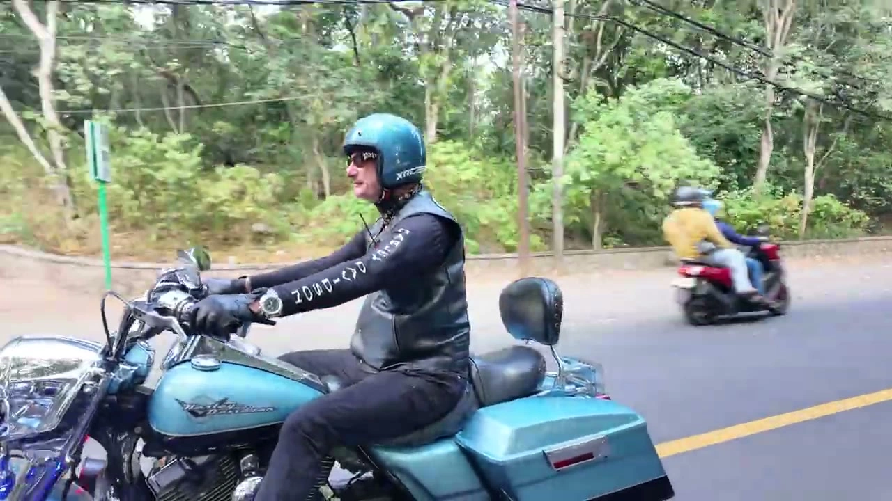 青バイクのライダー（サングラス）｜2026年6月 バリ島ハーレーツーリング — TEAM THE GHOST West Bali