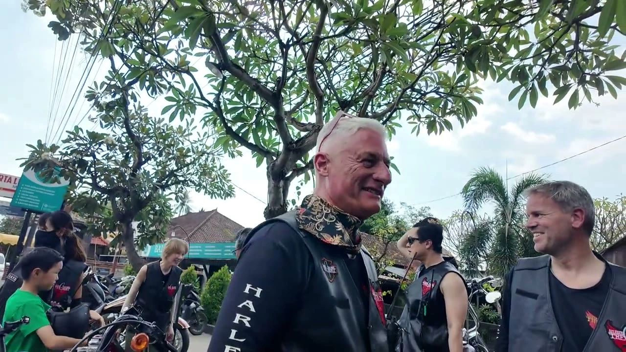 白髪の外国人メンバーが満面の笑顔｜2026年6月 バリ島ハーレーツーリング — TEAM THE GHOST West Bali