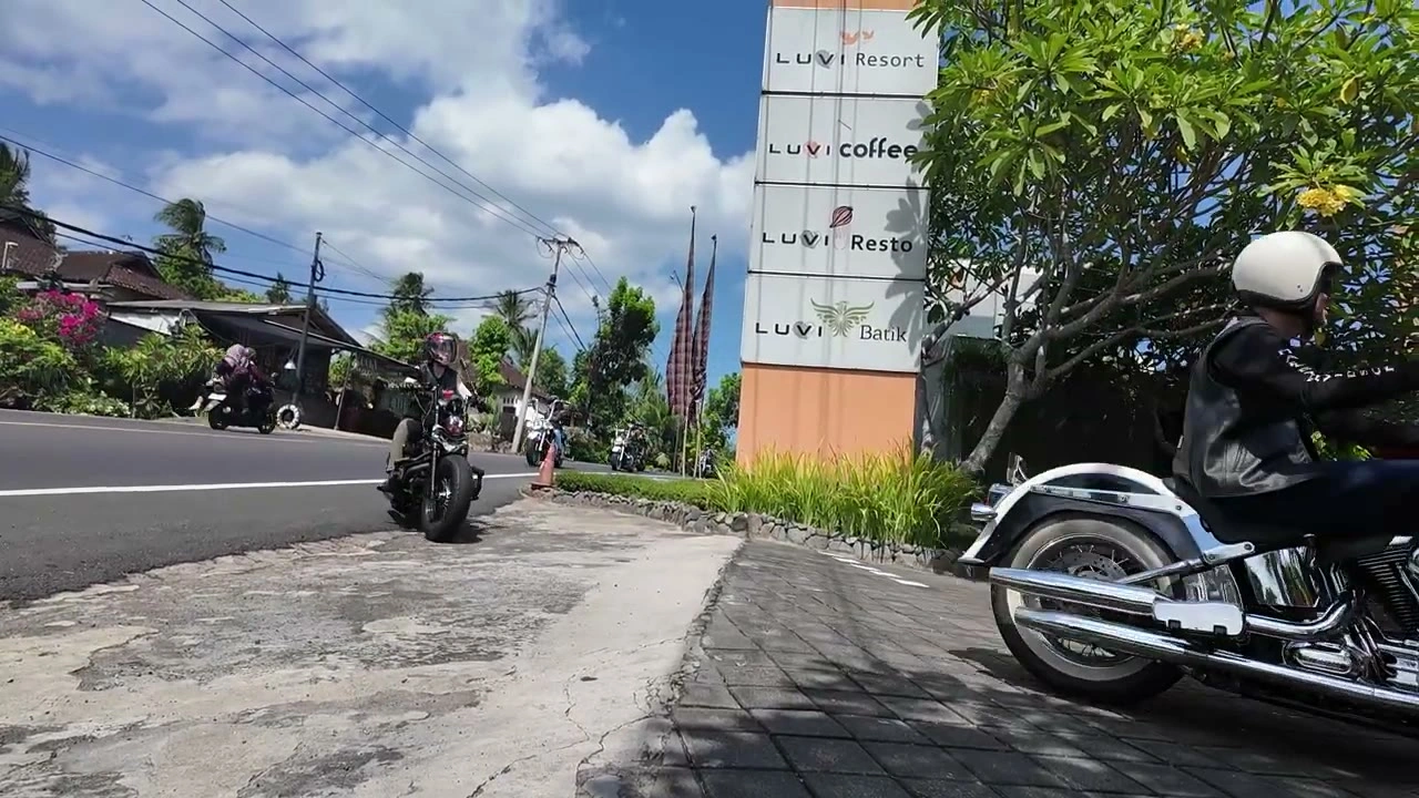 緑シャツのメンバー＋青いバガー停車｜2026年6月 バリ島ハーレーツーリング — TEAM THE GHOST West Bali