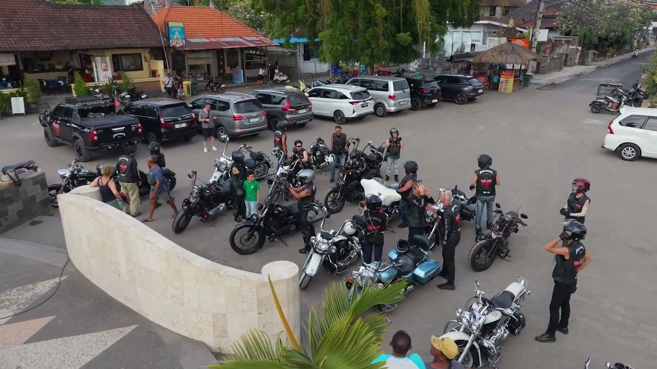 正規店の駐車場に大勢のバイクとメンバー｜2026年6月 バリ島ハーレーツーリング — TEAM THE GHOST West Bali