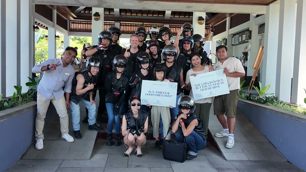 東屋で記念の集合写真（全員カメラ目線）｜2026年6月 バリ島ハーレーツーリング — TEAM THE GHOST West Bali
