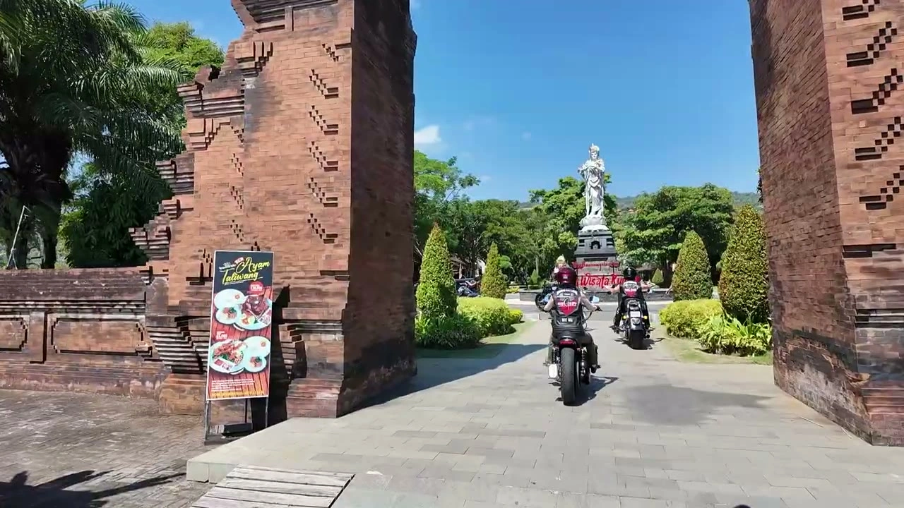 寺院の門をバイクが通る｜2026年6月 バリ島ハーレーツーリング — TEAM THE GHOST West Bali