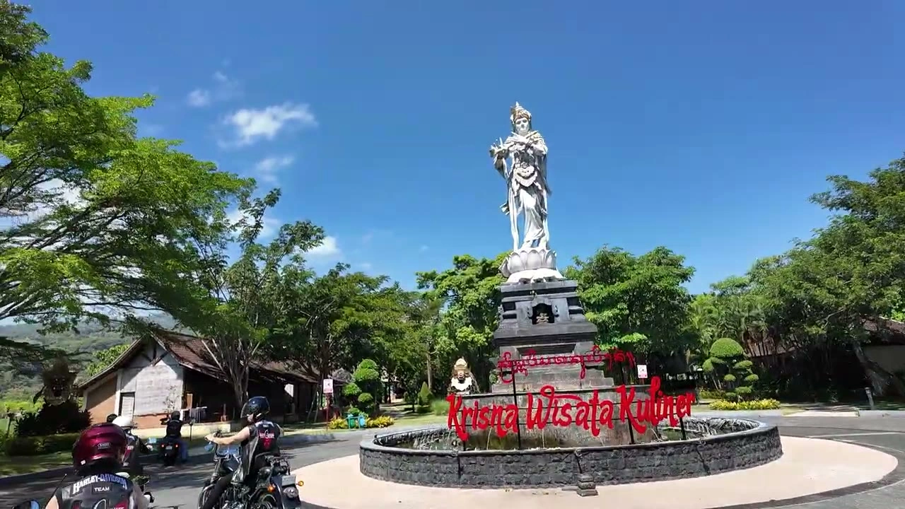 白い像のランドマーク前をライダーが通る｜2026年6月 バリ島ハーレーツーリング — TEAM THE GHOST West Bali