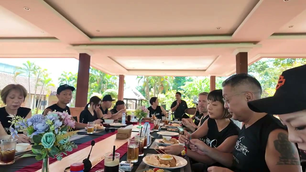 テーブルで食事するメンバー｜2026年6月 バリ島ハーレーツーリング — TEAM THE GHOST West Bali