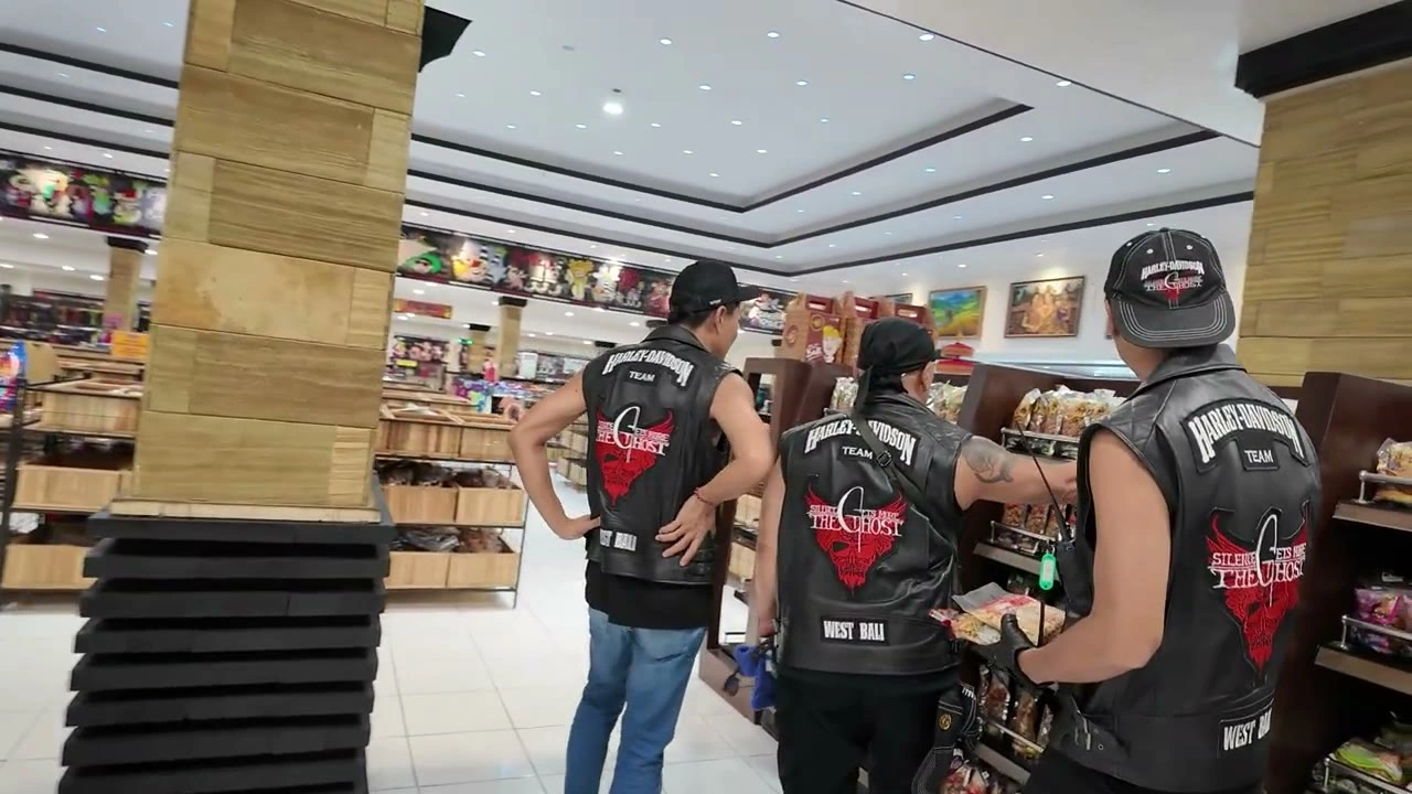 お店でTHE GHOSTベストの背中（エンブレム）｜2026年6月 バリ島ハーレーツーリング — TEAM THE GHOST West Bali