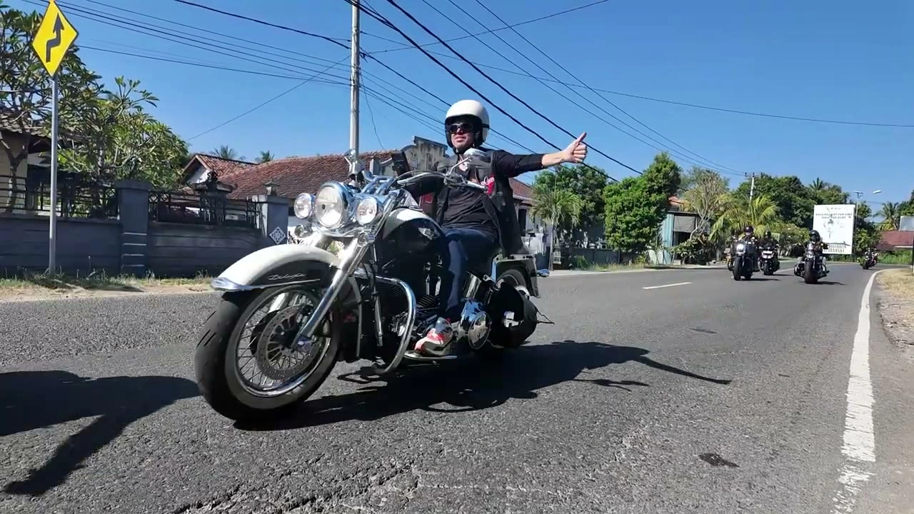 白バイクのライダーが手を上げる｜2026年6月 バリ島ハーレーツーリング — TEAM THE GHOST West Bali