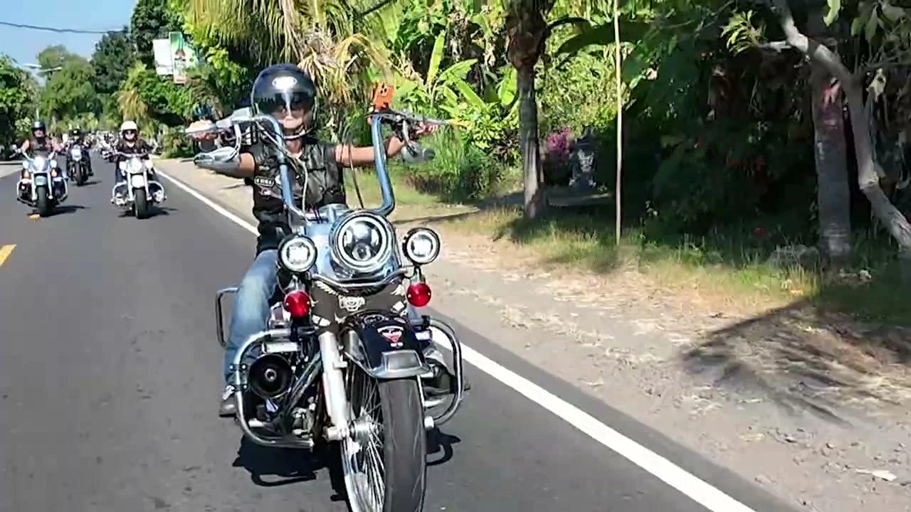 正面からライダー集団が来る｜2026年6月 バリ島ハーレーツーリング — TEAM THE GHOST West Bali