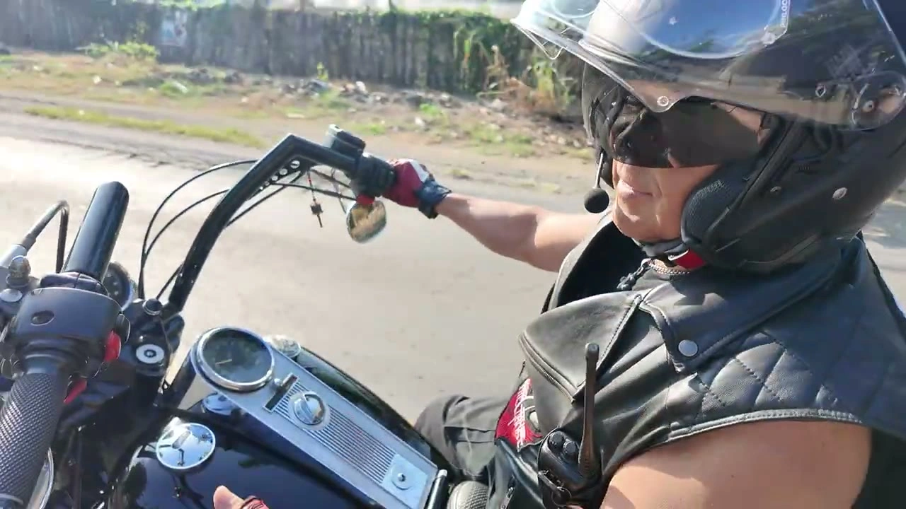 ライダー顔アップ（ヘルメット越しに顔）｜2026年6月 バリ島ハーレーツーリング — TEAM THE GHOST West Bali