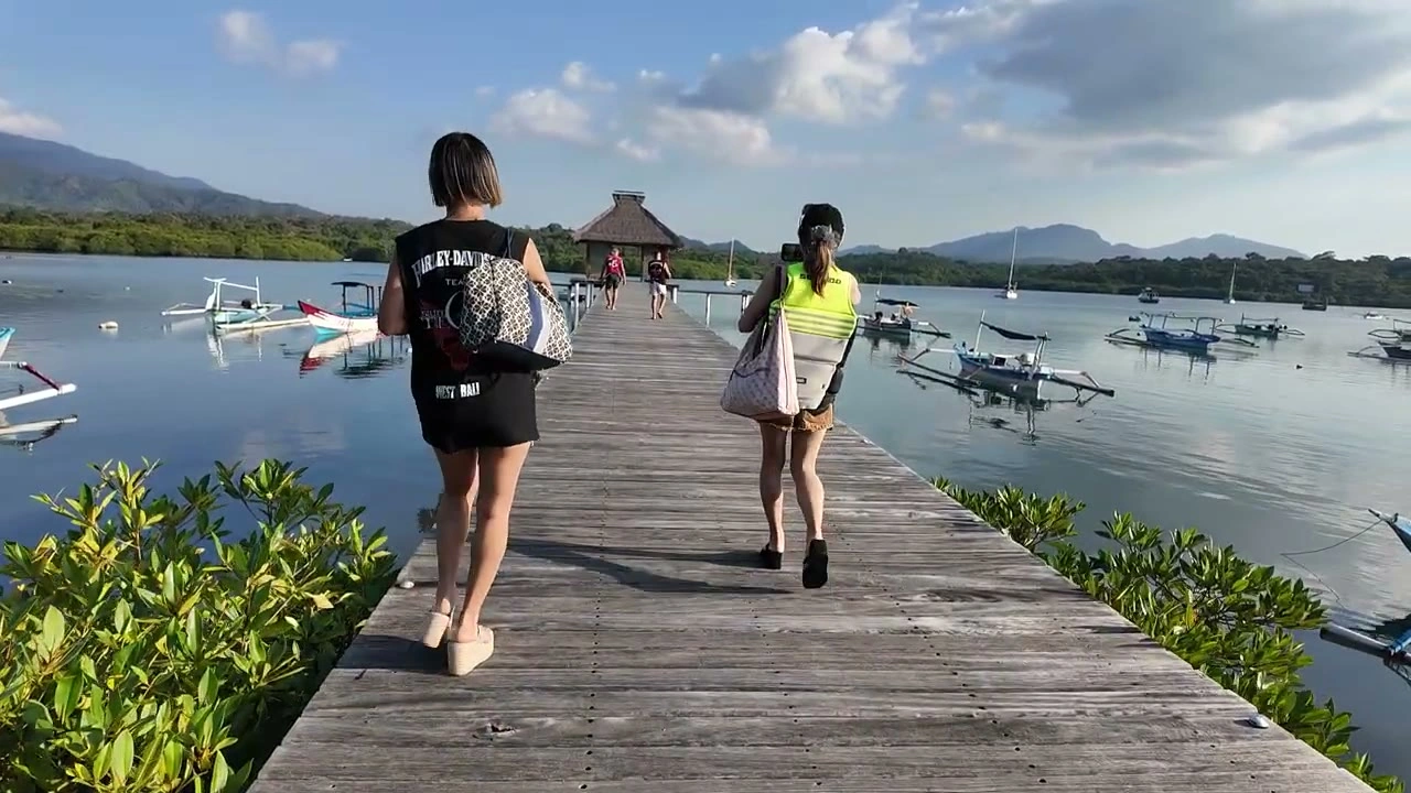 桟橋を歩く2人（ボート乗り場）｜2026年6月 バリ島ハーレーツーリング — TEAM THE GHOST West Bali
