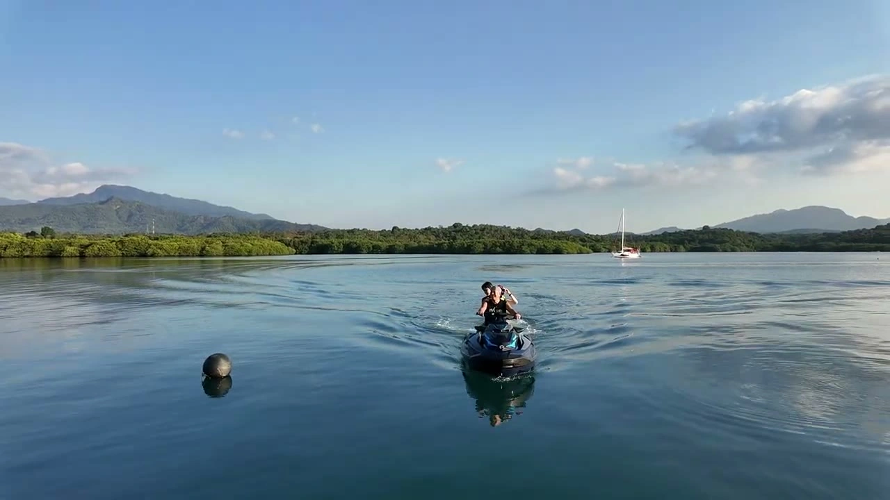 ジェットスキーに2人（海）｜2026年6月 バリ島ハーレーツーリング — TEAM THE GHOST West Bali