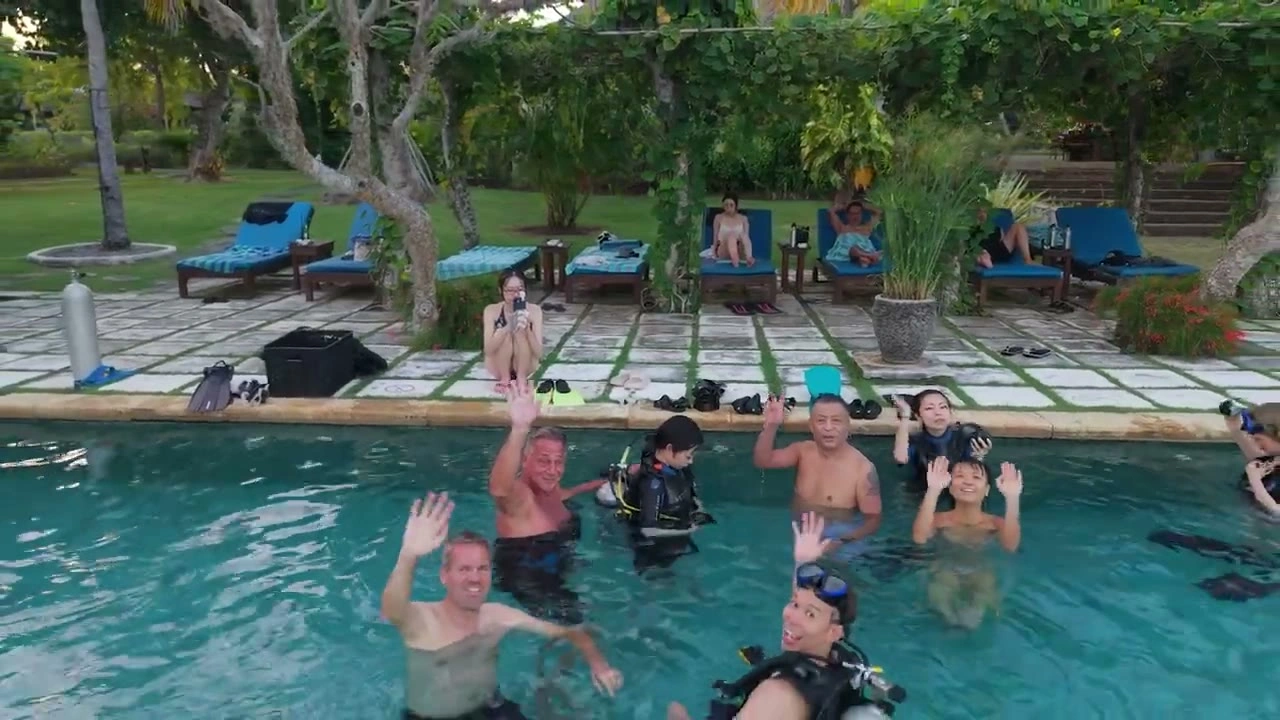 プールで手を振るメンバー大勢｜2026年6月 バリ島ハーレーツーリング — TEAM THE GHOST West Bali