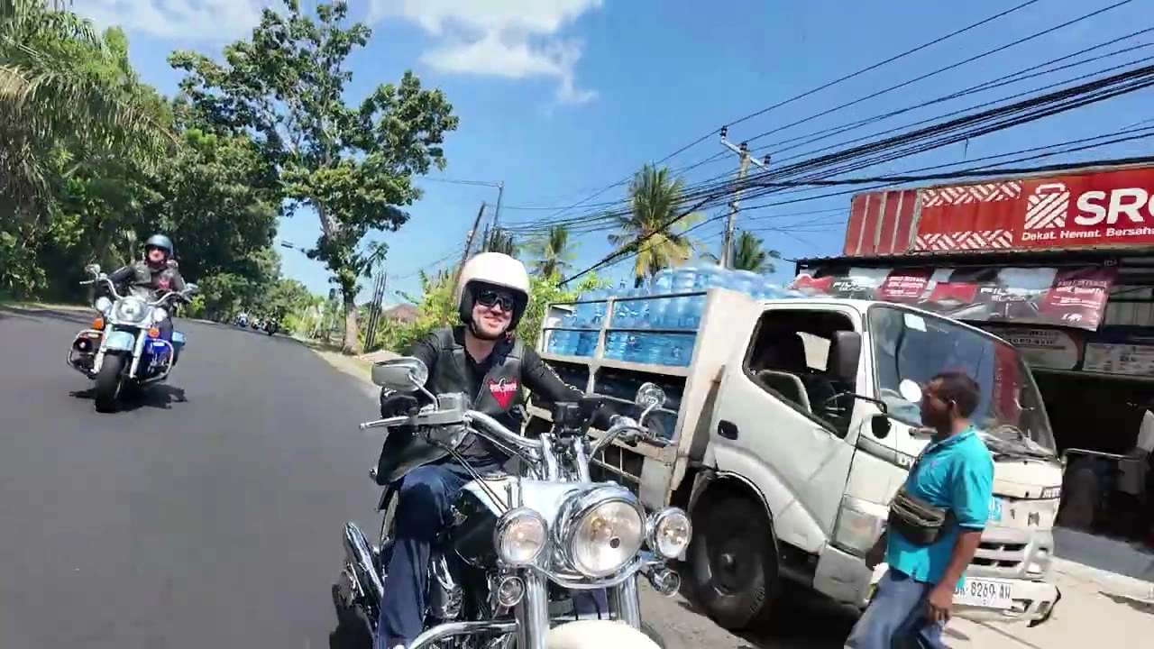 白バイクのライダー・トラック脇（別ライダー）｜2026年6月 バリ島ハーレーツーリング — TEAM THE GHOST West Bali
