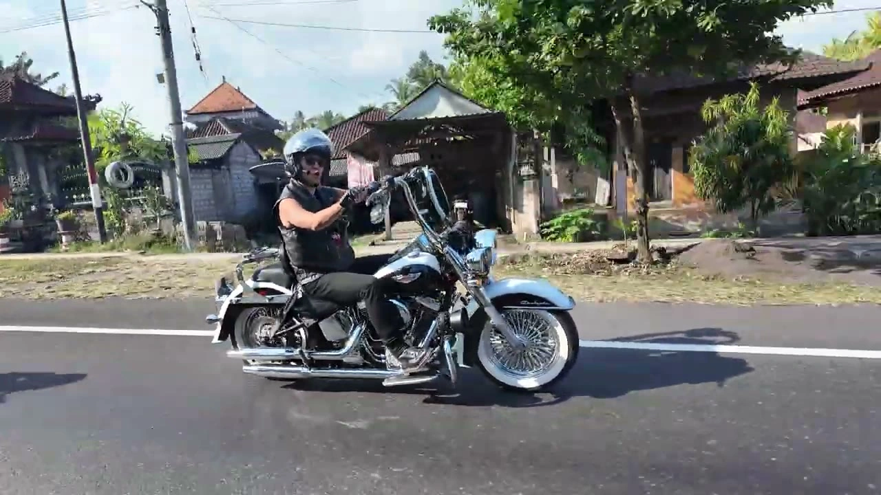 青バイクのライダー｜2026年6月 バリ島ハーレーツーリング — TEAM THE GHOST West Bali