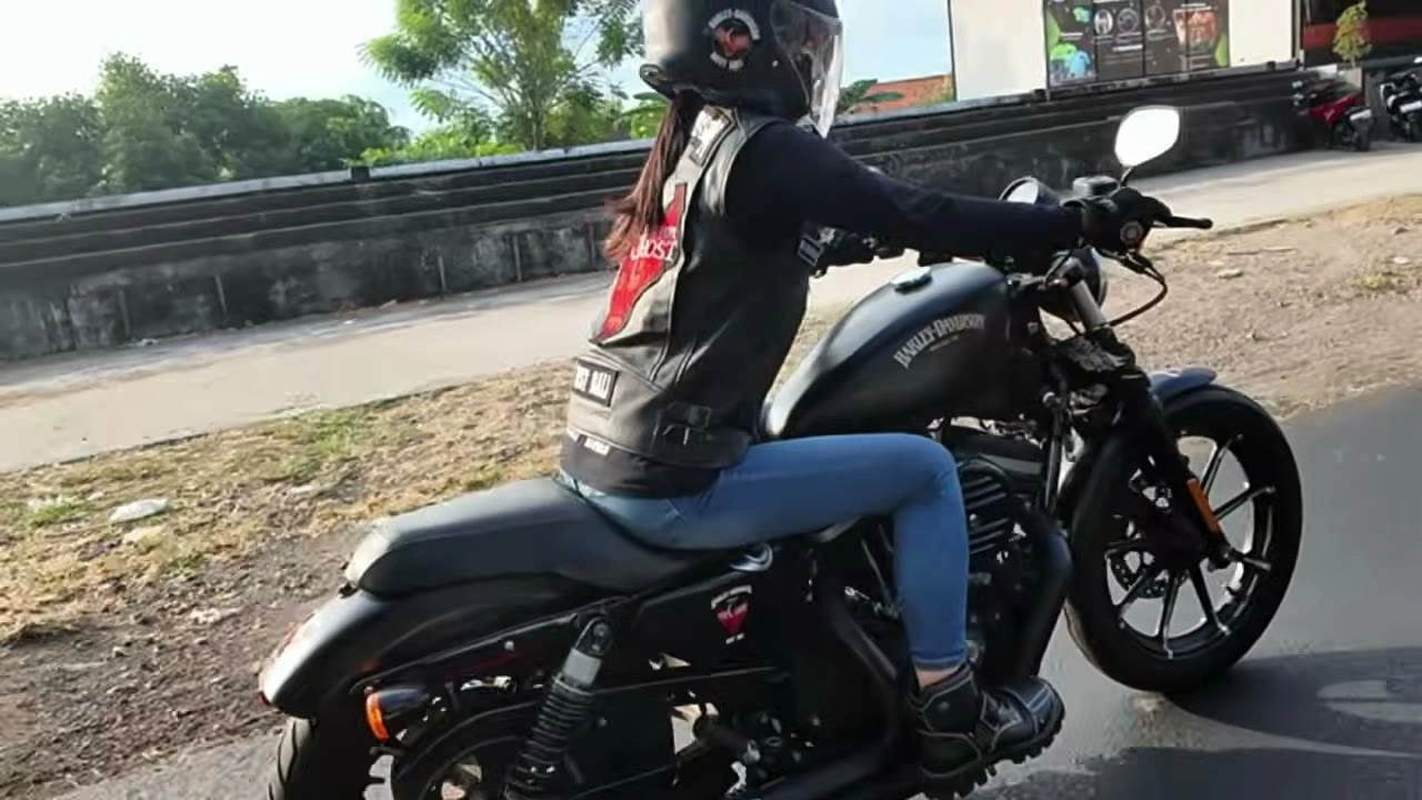 女性ライダーが手を上げる｜2026年6月 バリ島ハーレーツーリング — TEAM THE GHOST West Bali