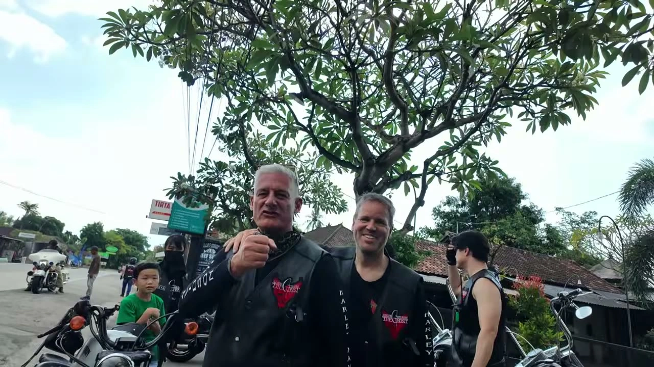 白髪＋金髪の外国人2人がグータッチ笑顔（明るい）｜2026年6月 バリ島ハーレーツーリング — TEAM THE GHOST West Bali