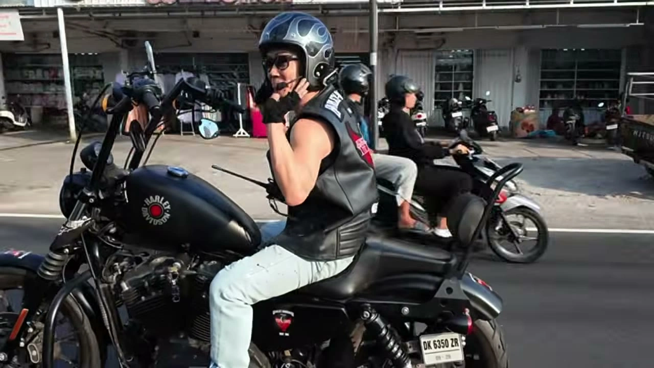 店前でライダー停車（白ジーンズ）｜2026年6月 バリ島ハーレーツーリング — TEAM THE GHOST West Bali