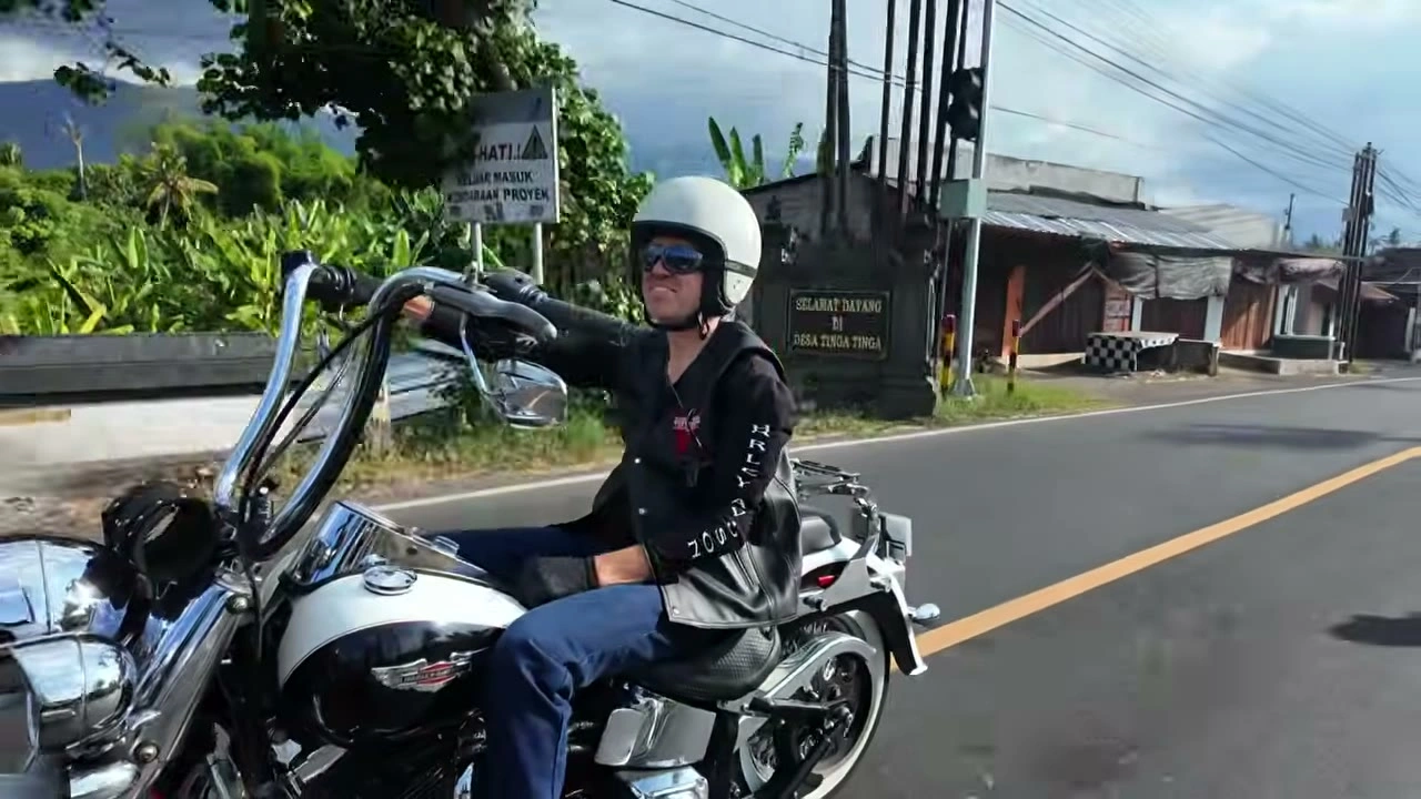 サングラスのライダーが手を上げる（別カメラ）｜2026年6月 バリ島ハーレーツーリング — TEAM THE GHOST West Bali