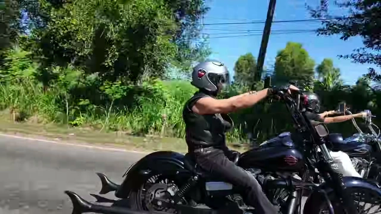 正面のライダーが手を上げる（別カメラ）｜2026年6月 バリ島ハーレーツーリング — TEAM THE GHOST West Bali