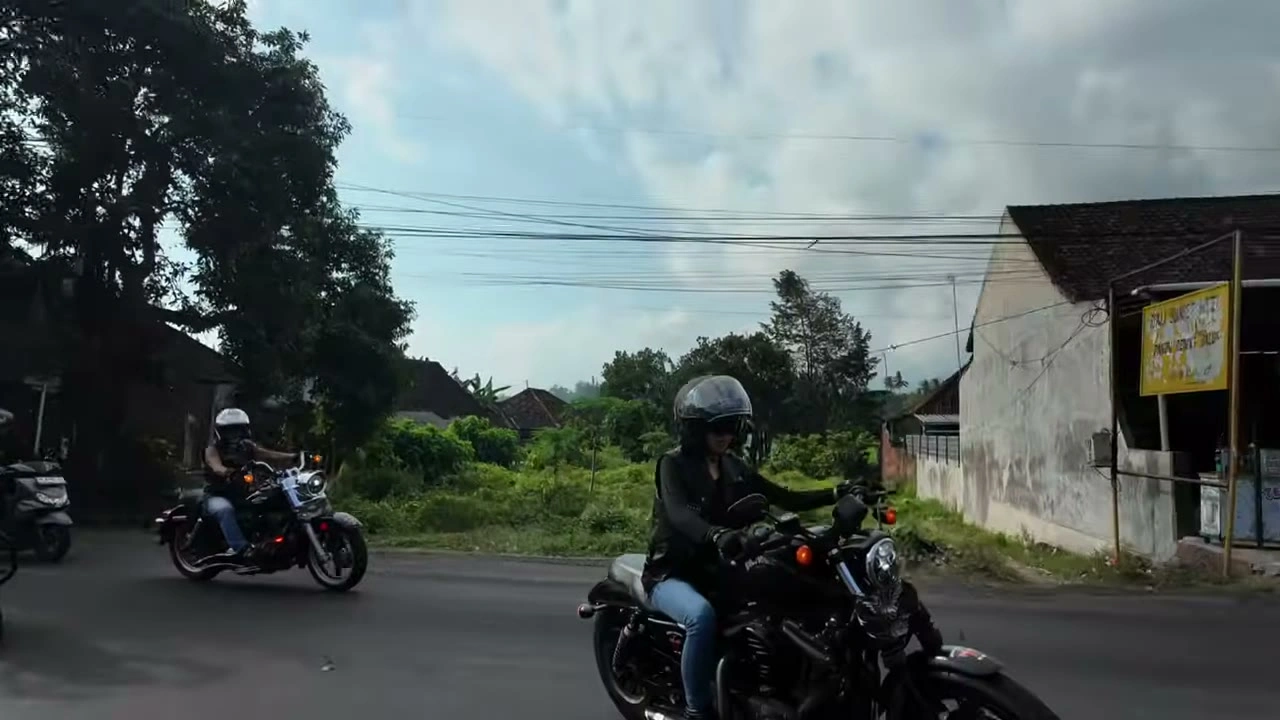 女性ライダー正面｜2026年6月 バリ島ハーレーツーリング — TEAM THE GHOST West Bali
