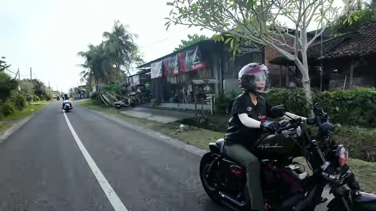 女性ライダー正面で停車｜2026年6月 バリ島ハーレーツーリング — TEAM THE GHOST West Bali