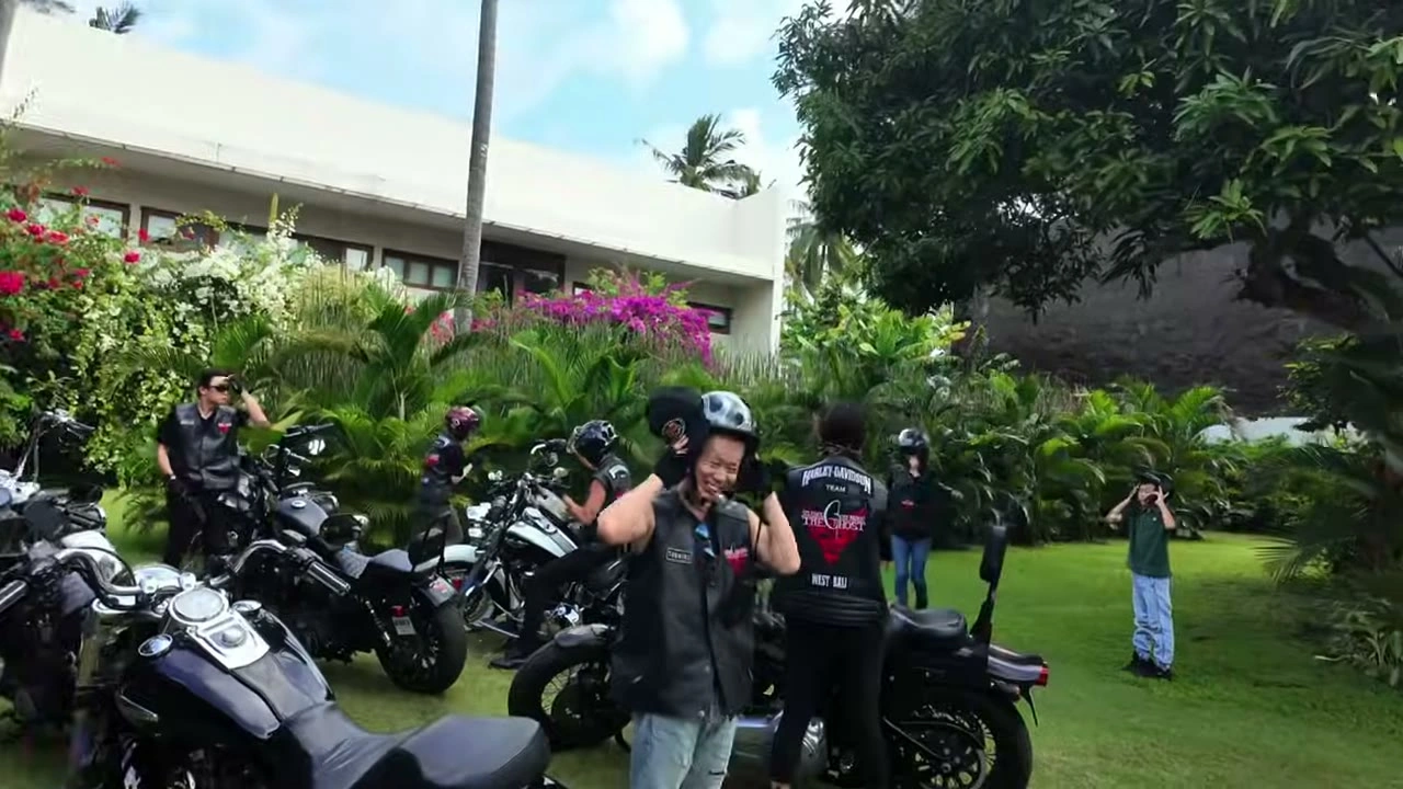 駐輪場でメンバーが笑顔でこちらを向く｜2026年6月 バリ島ハーレーツーリング — TEAM THE GHOST West Bali