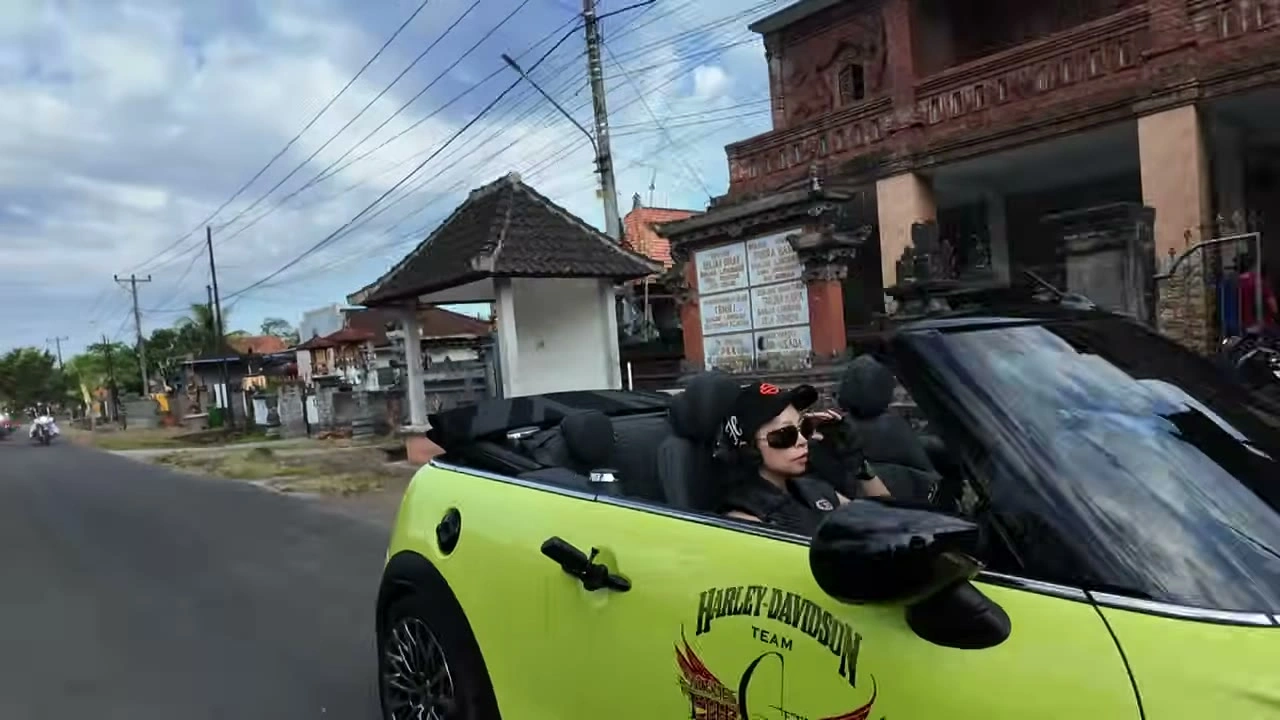 黄色いオープンカーのサングラスの運転手｜2026年6月 バリ島ハーレーツーリング — TEAM THE GHOST West Bali