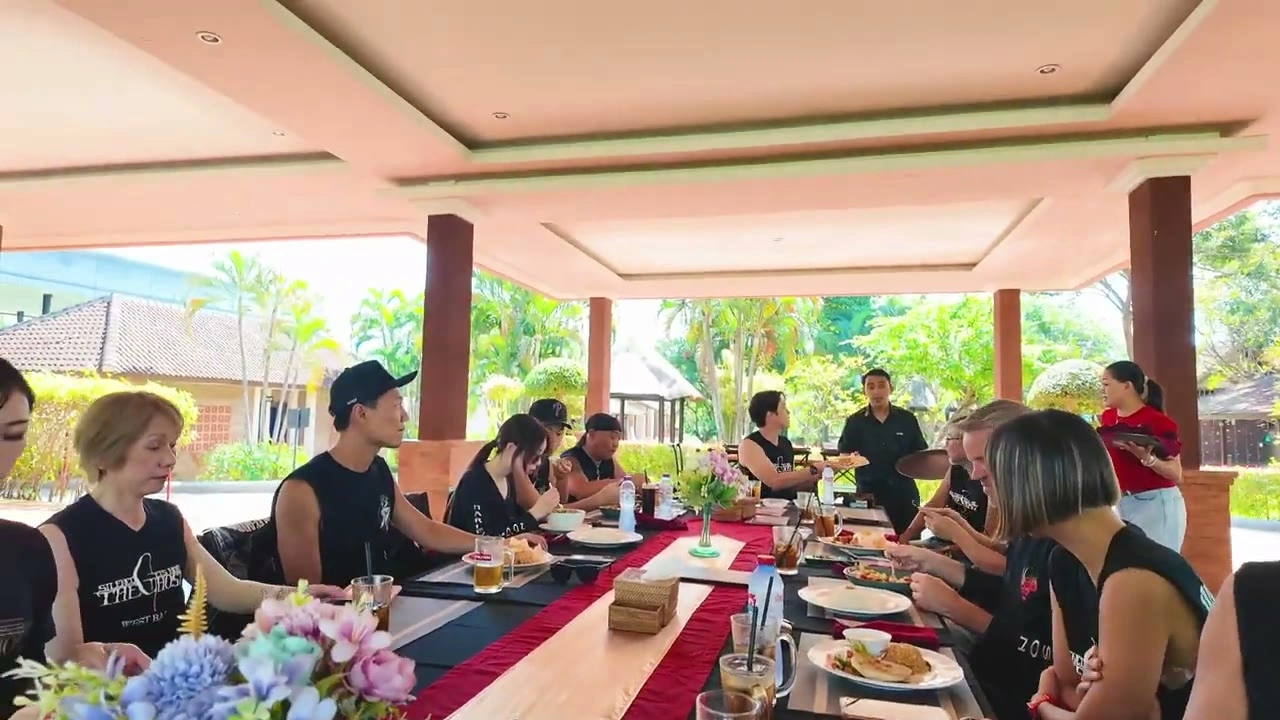 Day2 0:54 東屋で食事する大勢のメンバー｜2026年6月 バリ島ハーレーツーリング — TEAM THE GHOST West Bali