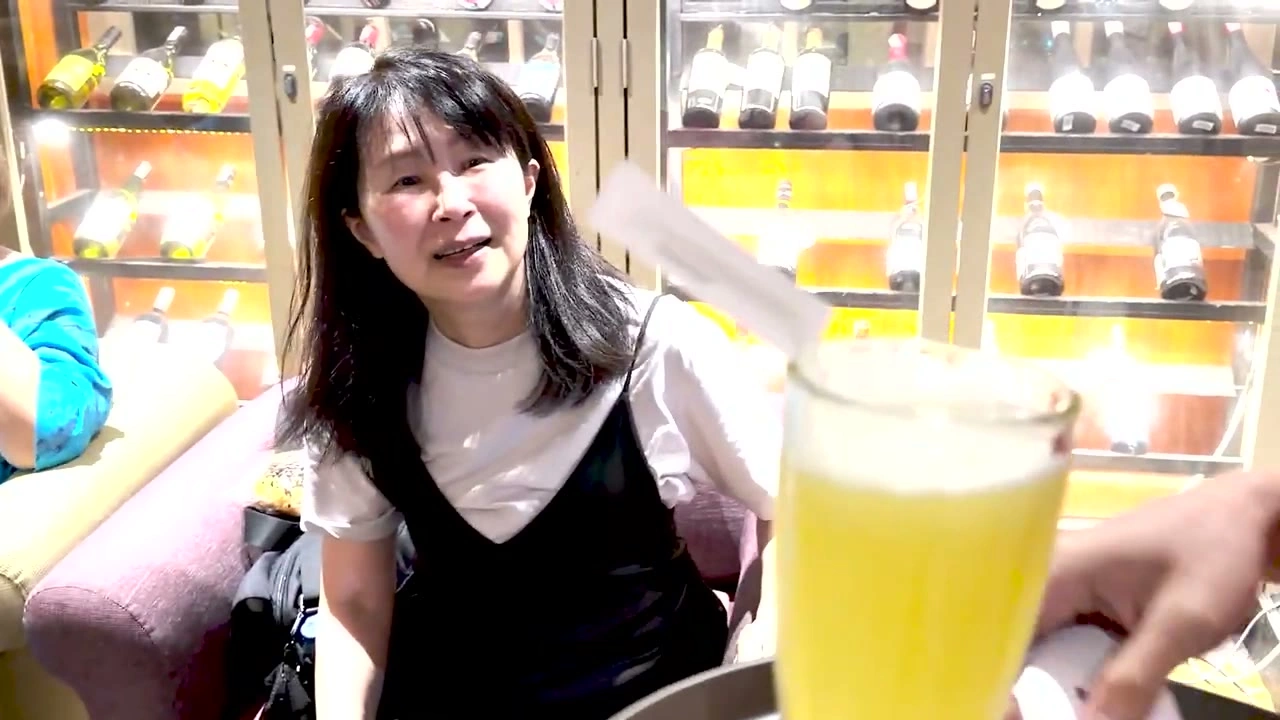 ラウンジで乾杯前の笑顔｜2026年7月 バリ島ハーレーツーリング — TEAM THE GHOST West Bali