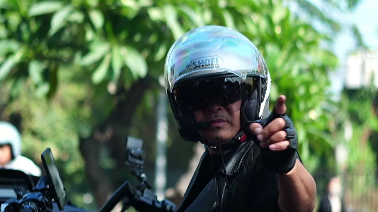 ヘルメット越しに指差して応えるメンバー｜2026年7月 バリ島ハーレーツーリング — TEAM THE GHOST West Bali