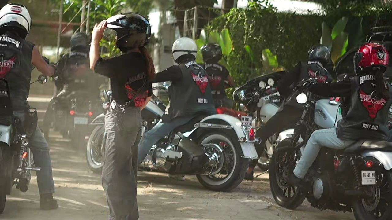 停車してヘルメットを外す仲間たち｜2026年7月 バリ島ハーレーツーリング — TEAM THE GHOST West Bali