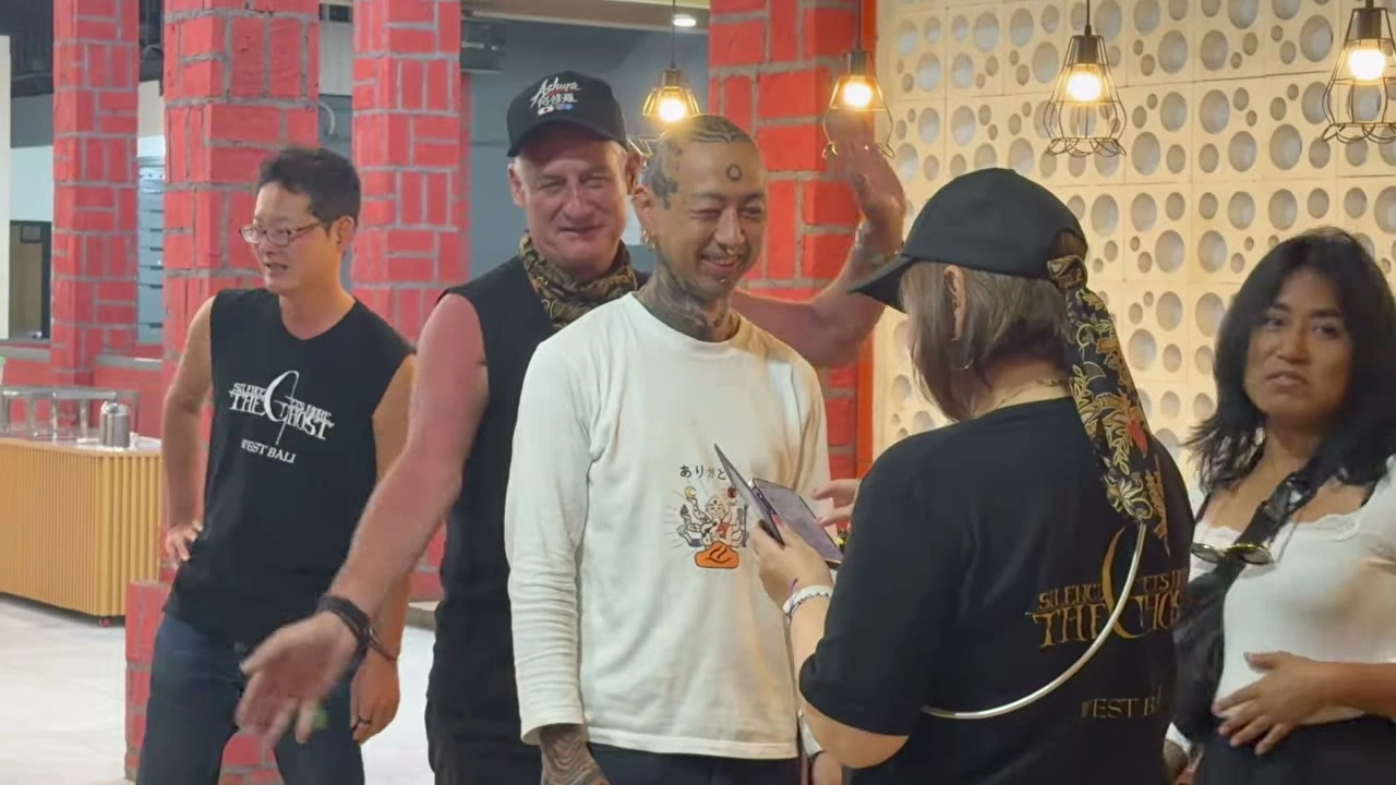 地元の人と並んで記念の一枚｜2026年7月 バリ島ハーレーツーリング — TEAM THE GHOST West Bali