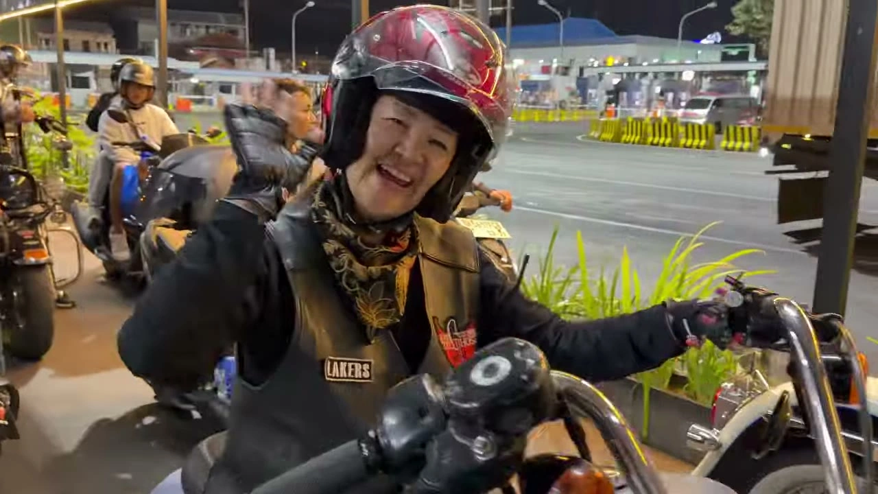 バイクにまたがる女性の笑顔アップ｜2026年7月 バリ島ハーレーツーリング — TEAM THE GHOST West Bali