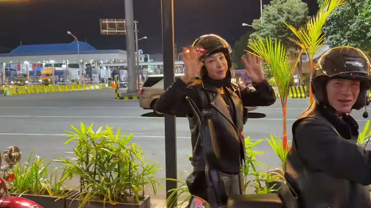 港で手を挙げてポーズを決める2人｜2026年7月 バリ島ハーレーツーリング — TEAM THE GHOST West Bali