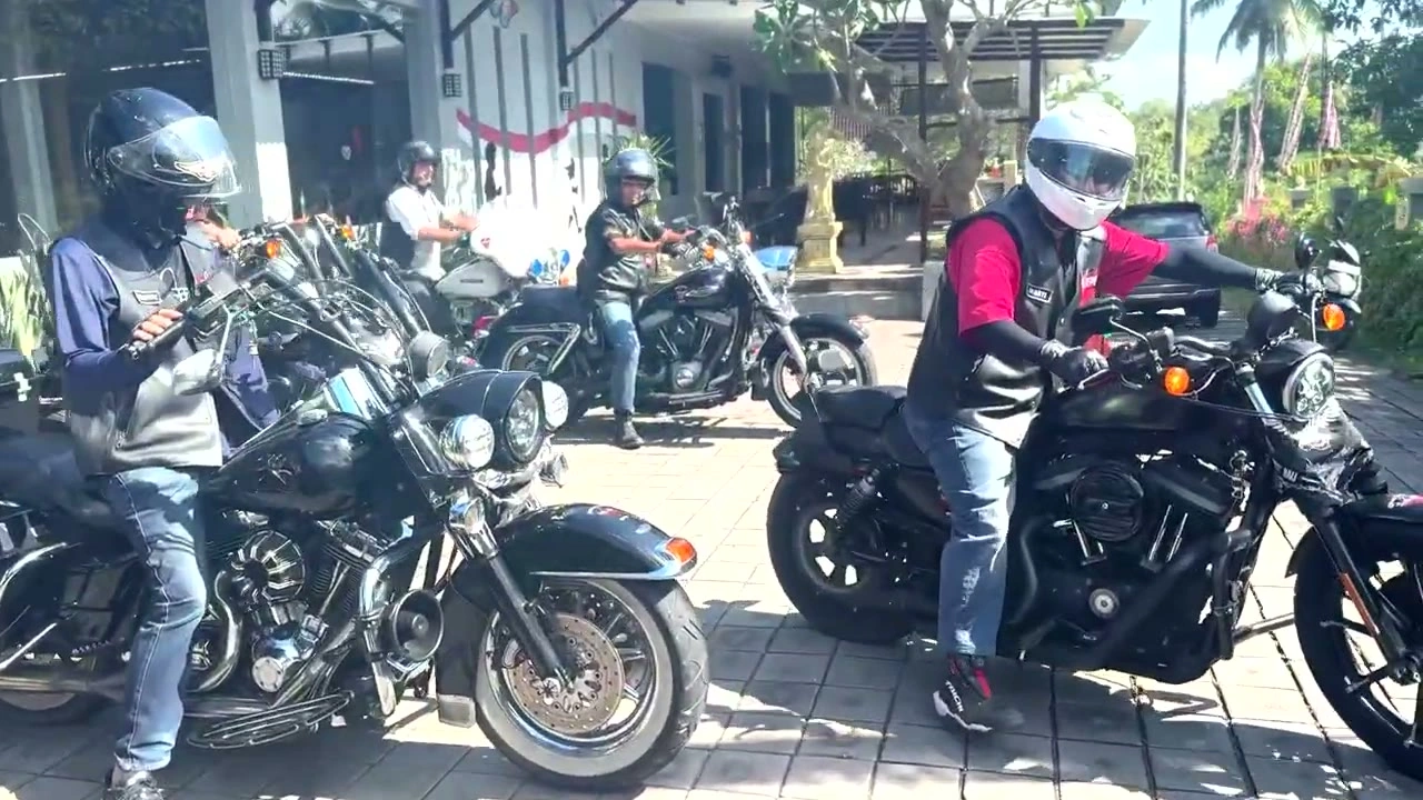 ホテルの前でヘルメットを着けて出発の準備｜2026年7月 バリ島ハーレーツーリング — TEAM THE GHOST West Bali