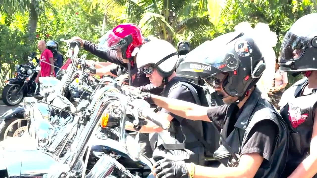 サングラスのライダーがハンドルを握って出発を待つ｜2026年7月 バリ島ハーレーツーリング — TEAM THE GHOST West Bali