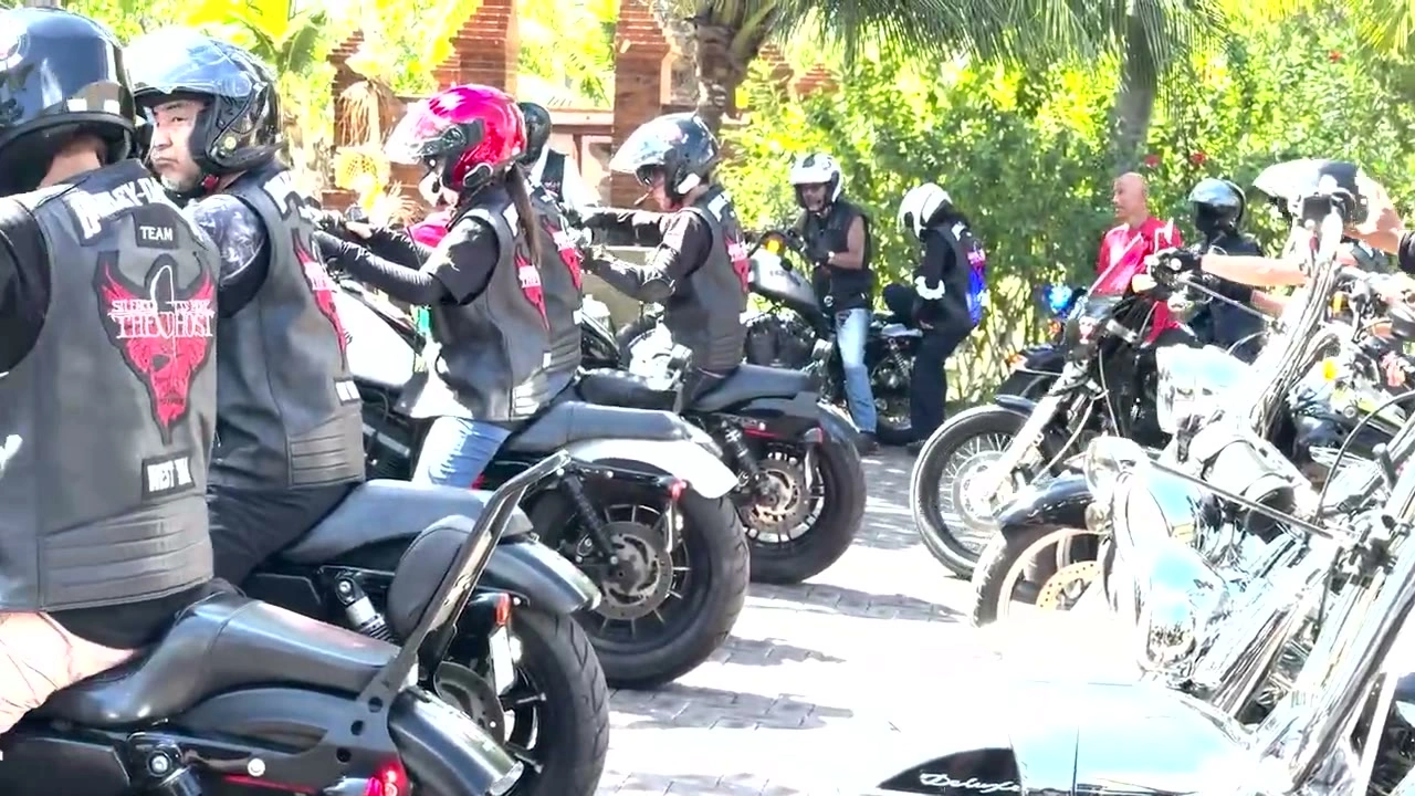 寺院の駐車場でTHE GHOSTベストのメンバーが集まる｜2026年7月 バリ島ハーレーツーリング — TEAM THE GHOST West Bali