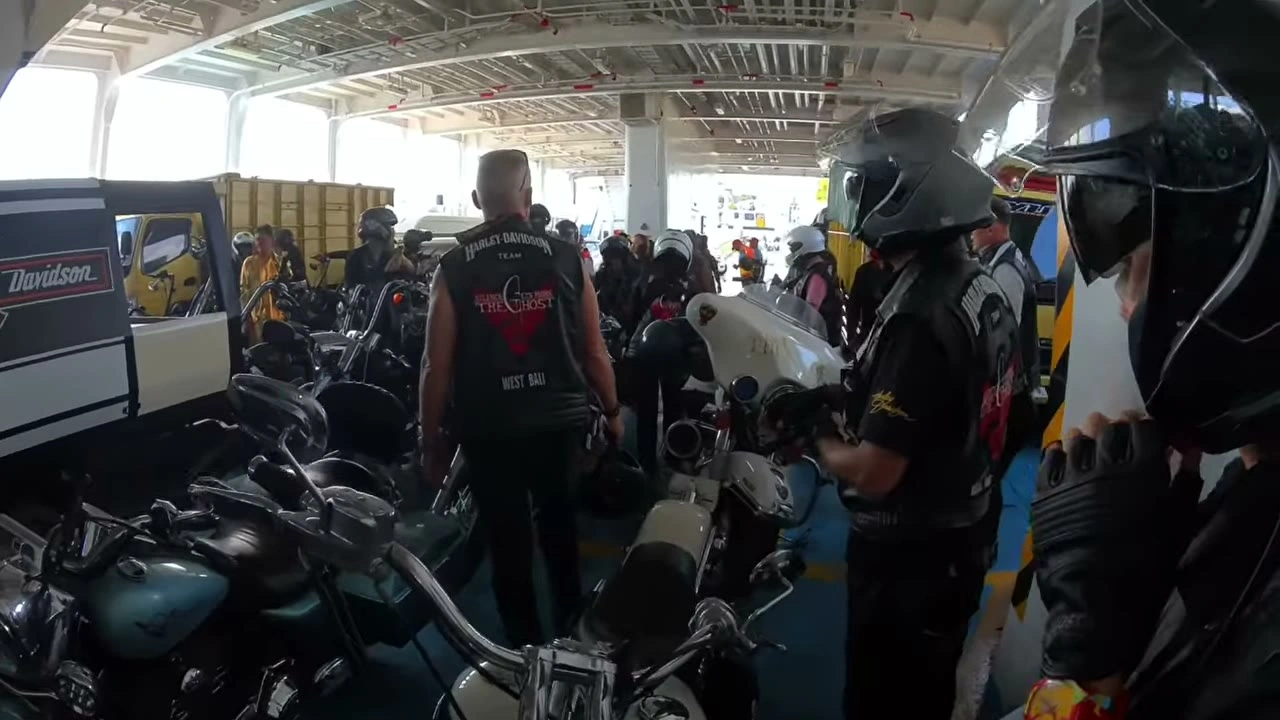車両甲板にハーレーがずらりと並ぶ｜2026年7月 バリ島ハーレーツーリング — TEAM THE GHOST West Bali