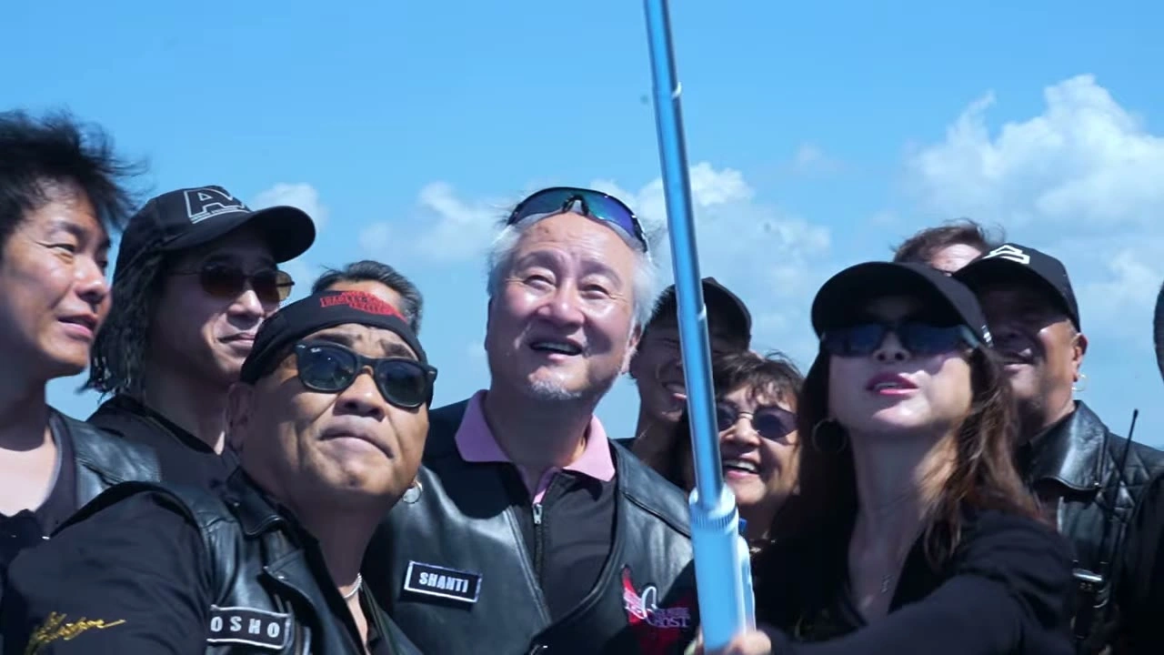 甲板で肩を寄せ合う集合カット｜2026年7月 バリ島ハーレーツーリング — TEAM THE GHOST West Bali