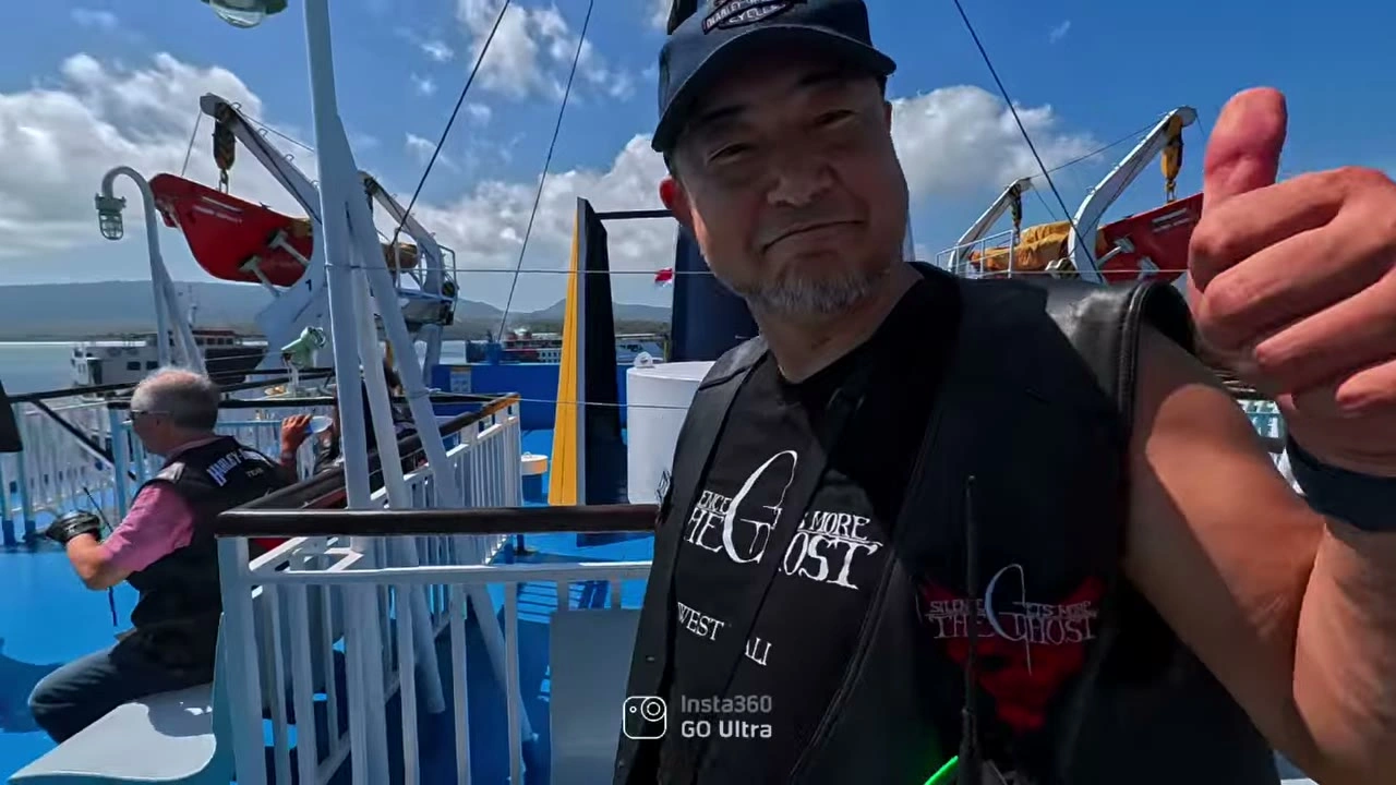 THE GHOSTシャツの男性がサムズアップ｜2026年7月 バリ島ハーレーツーリング — TEAM THE GHOST West Bali